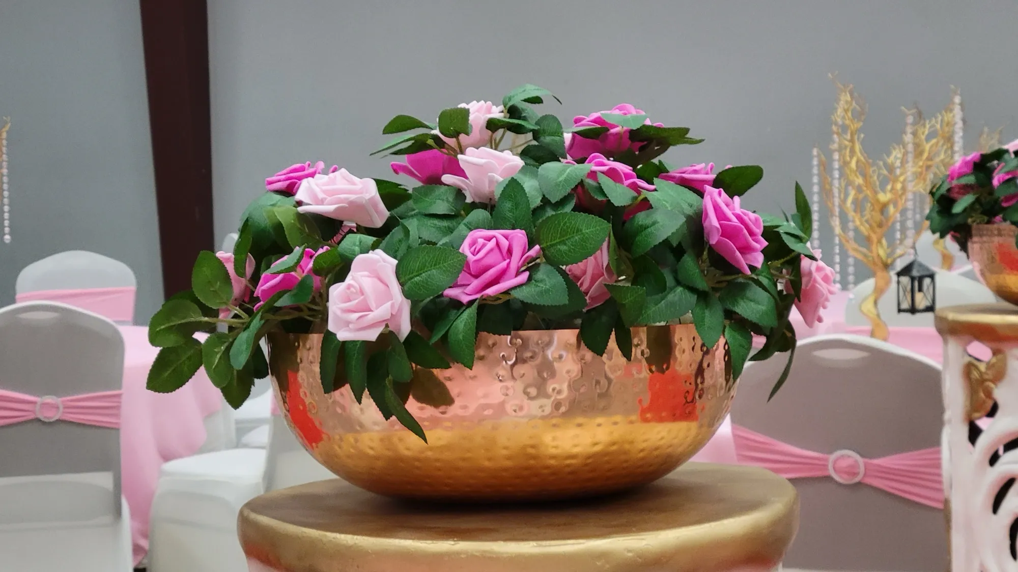 Copper bowl pink roses on pedestal — Pink Wisteria Mandap